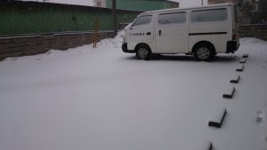 裏の駐車場：積雪